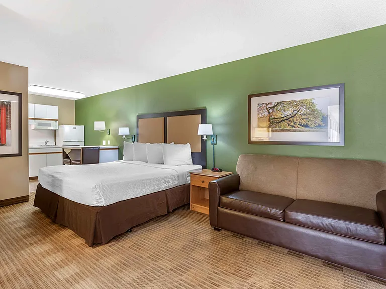 Deluxe Studio - 1 King Bed