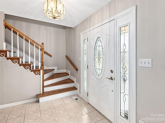 3rd image of 5 Meadowknoll Dr