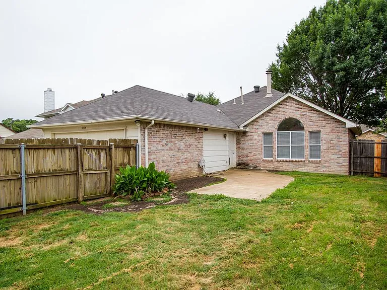 2104 Regency Dr — Photo 24