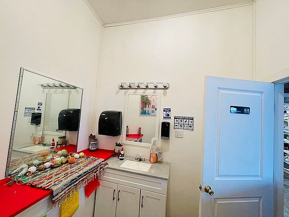 4th image of 13986 Water St