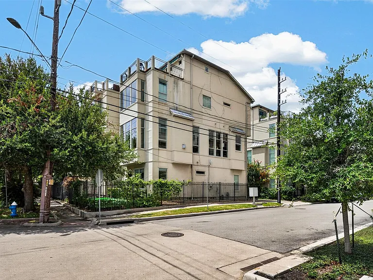128 Drew St — Photo 1