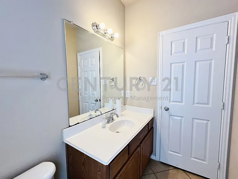 552 Kerry St — Photo 23