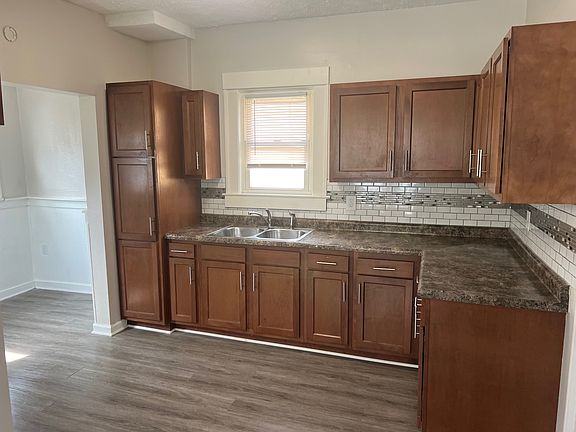 2nd image of 1024 Avon St