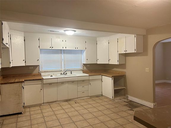 3rd image of 815 Poplar St