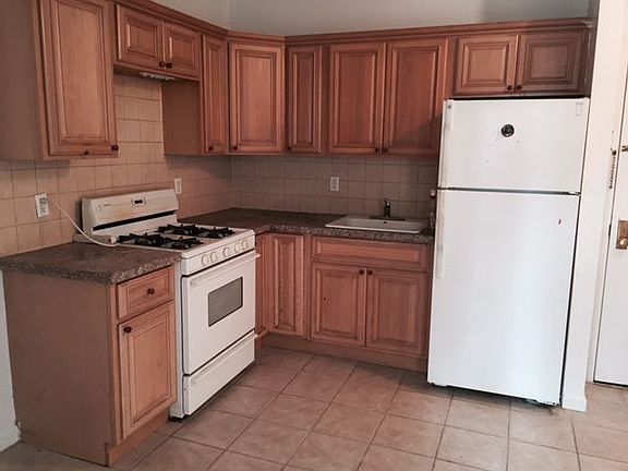 2nd image of 823 Willoughby Ave APT 2B