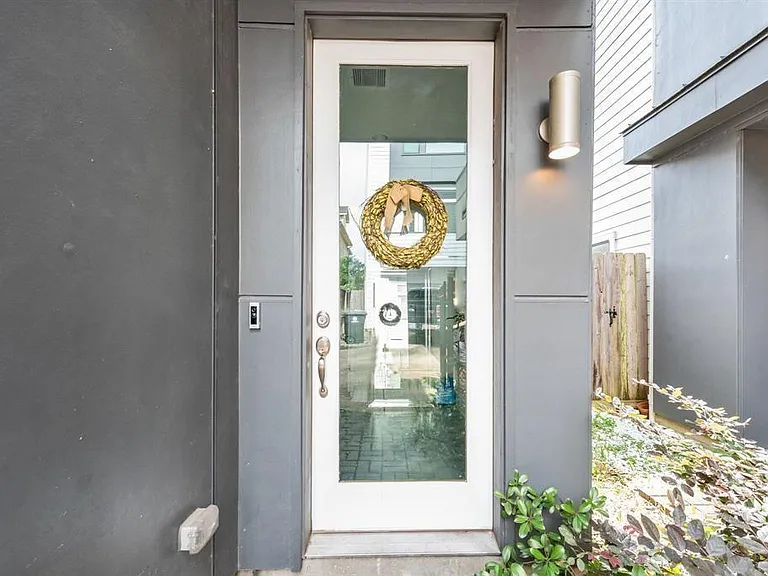 6127 Clyde St #B — Photo 4