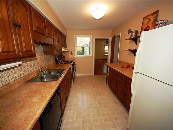 3rd image of 15 Chestnut Hill Ln