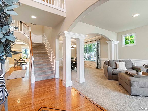 Oak hardwood flooring, with amazing inset wood at entry. 