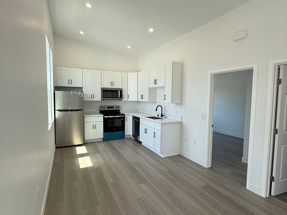 1st image of 5656 Chateau Dr #6