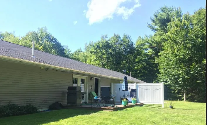 3 bed, 1200 sqft, $2,400 — Photo 3
