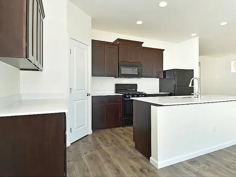 2129 NW Woodland Dr — Photo 2