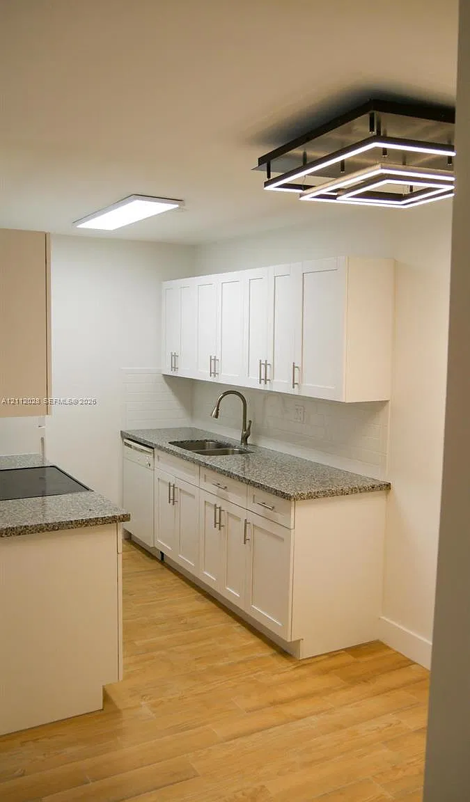 10780 N Kendall Dr — Photo 2