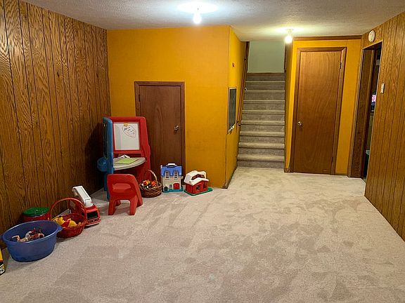 5th image of 210 Edgewood Dr