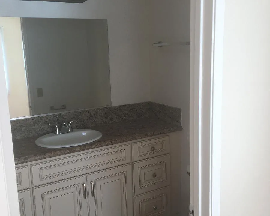 1046 Thompson Ave #8