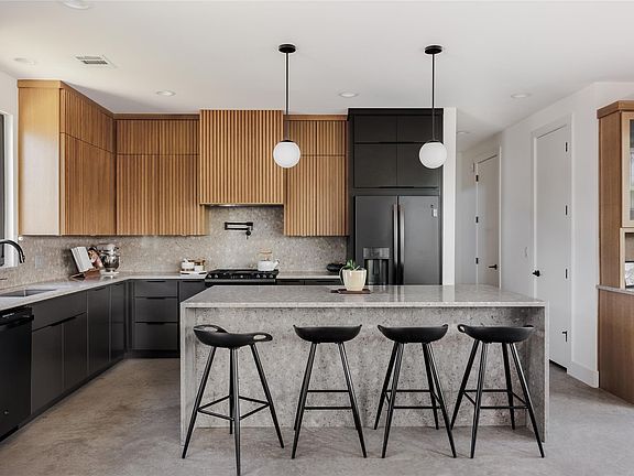 4th image of 108 Comal St