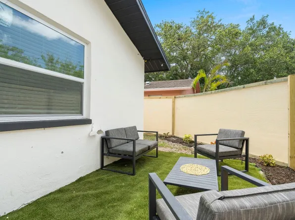 Stylish Tranquil duplex - Near Belleair Beach, 540 Lake Palms Dr, Largo, FL 33771