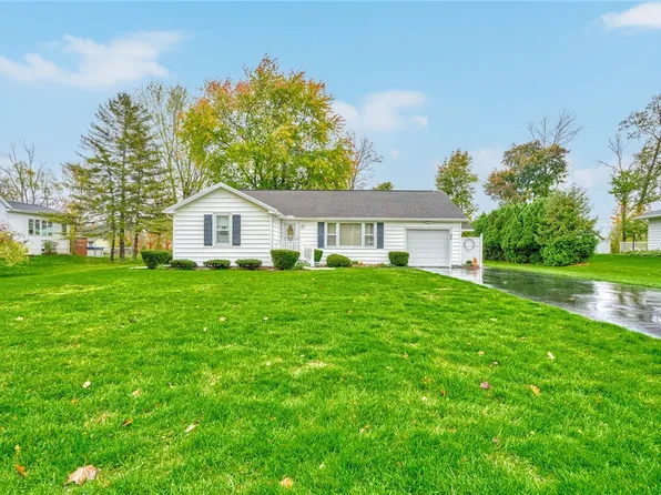 45 Meadowbrook Dr, Albion, NY 14411