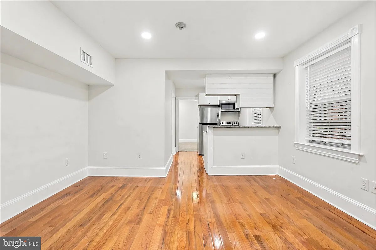 Building Photo - 244 S 8th St #R