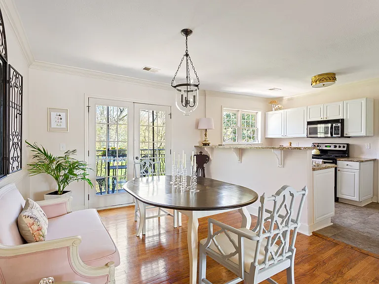115 Peachtree Memorial Dr NW — Photo 4