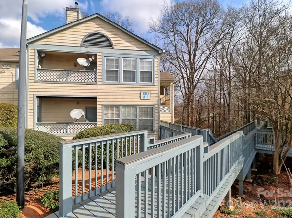 8121 Tremaine Ct E, Charlotte, NC 28227
