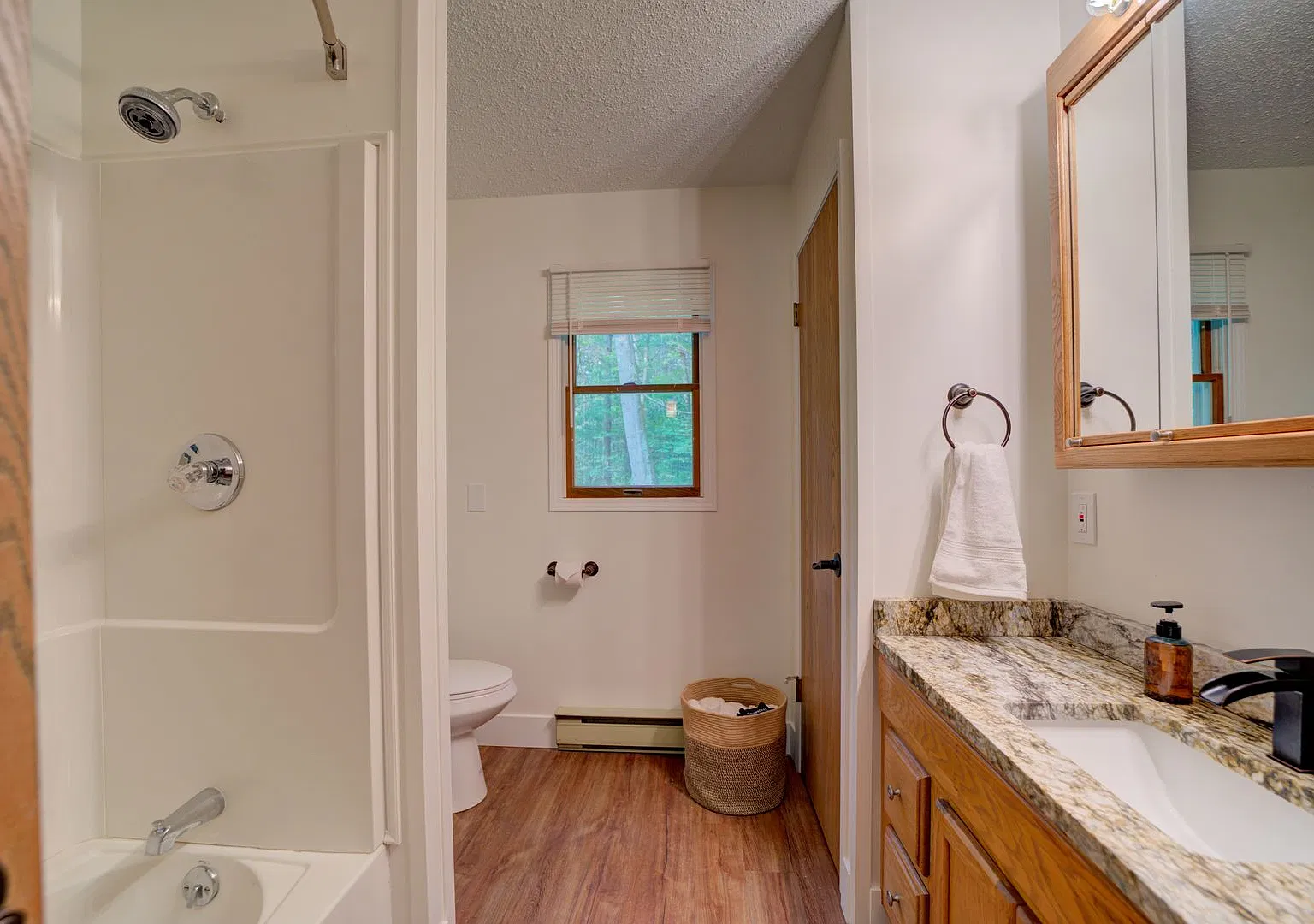 Lake Michigan Beach Access! 1503 N. Scenic, (Special: 1 month free rent!) — Photo 4