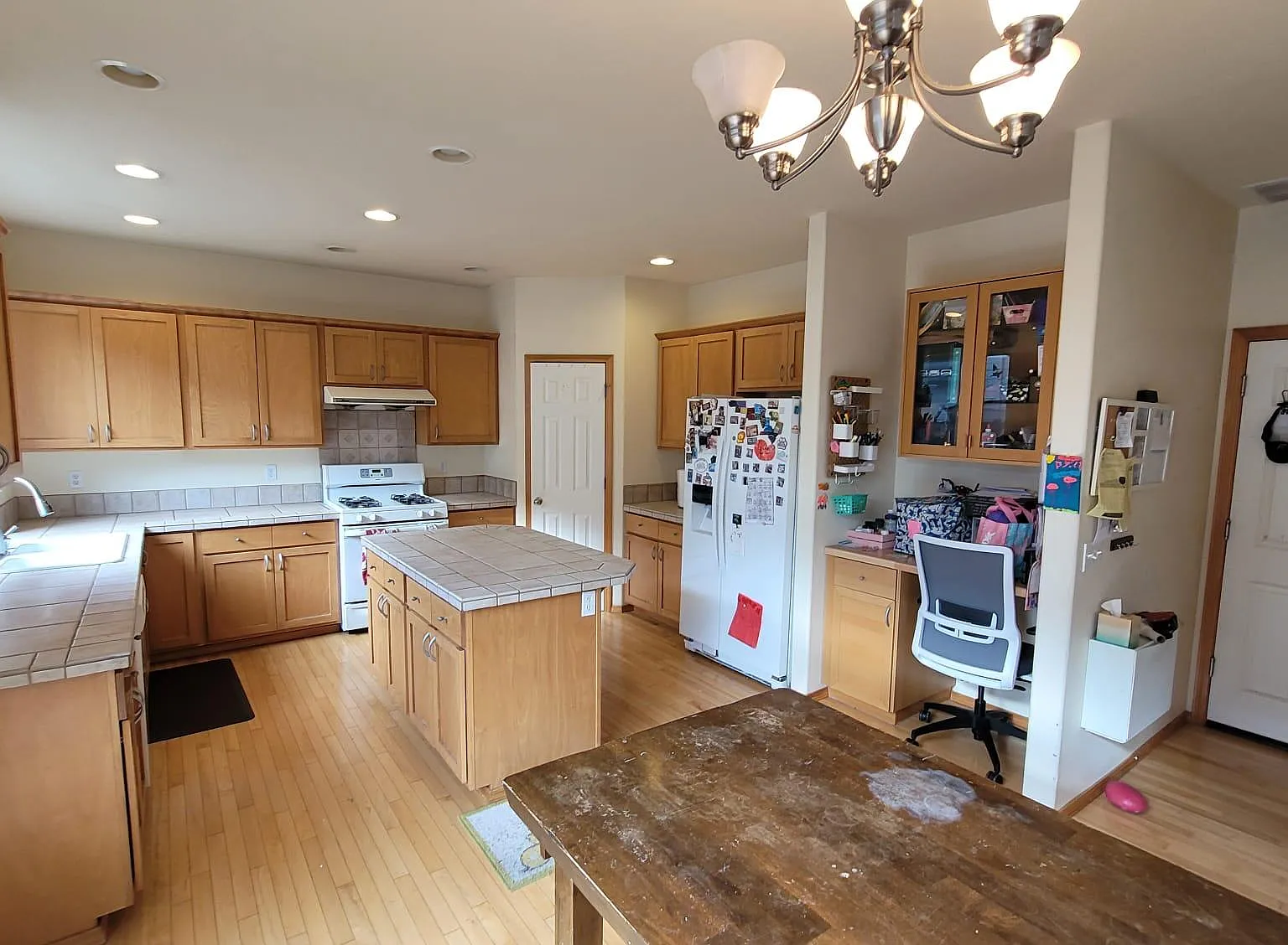 4 bed, 2.5 bath, 2090 sqft, $3,900 — Photo 2