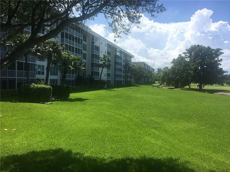 2851 S Palm Aire Dr #309 — Photo 8