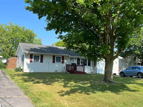 411 N 3rd St, Shepherd, MI 48883