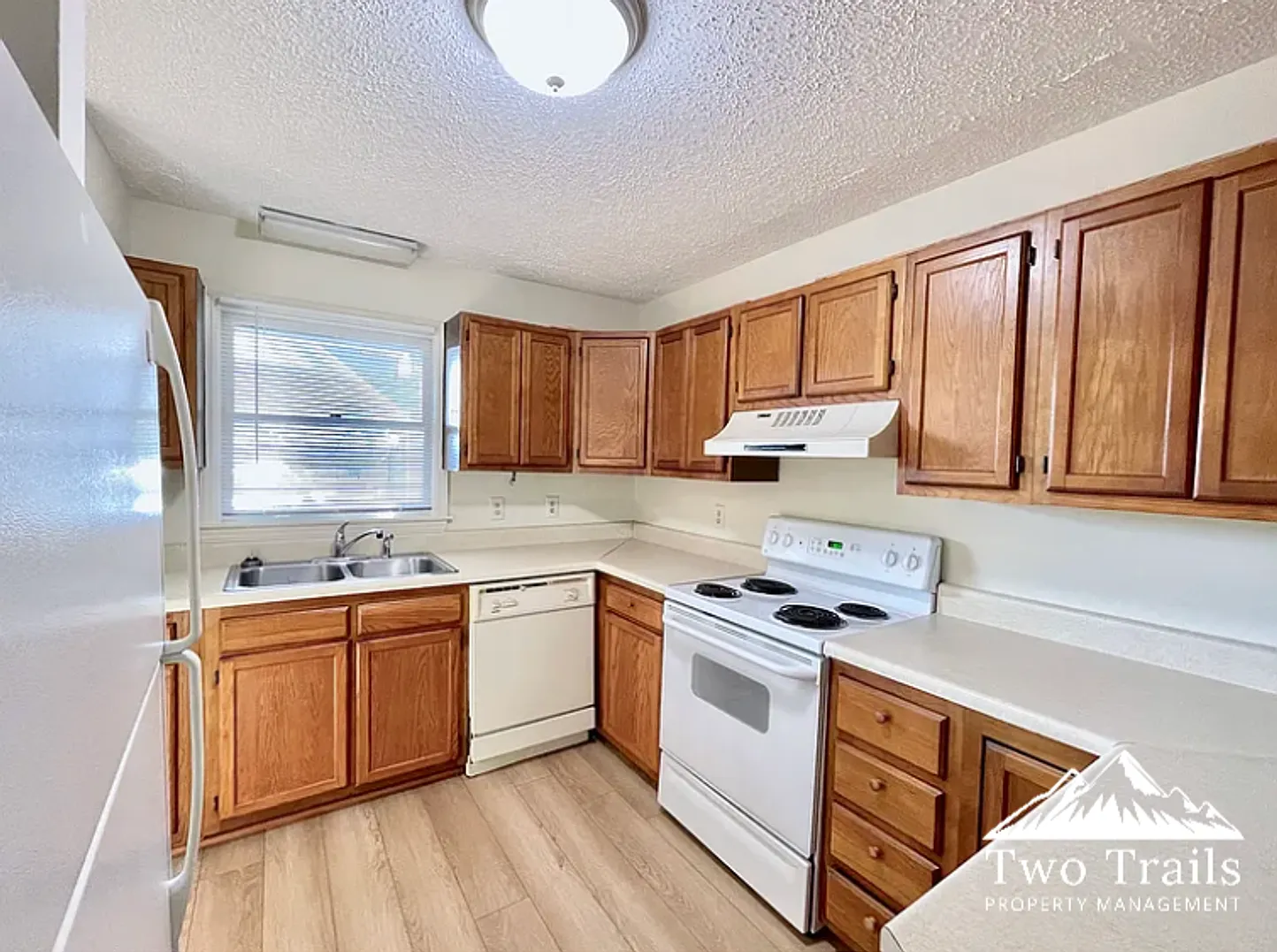 2/2 Lower Level Unit With Gas Fireplace — Photo 2