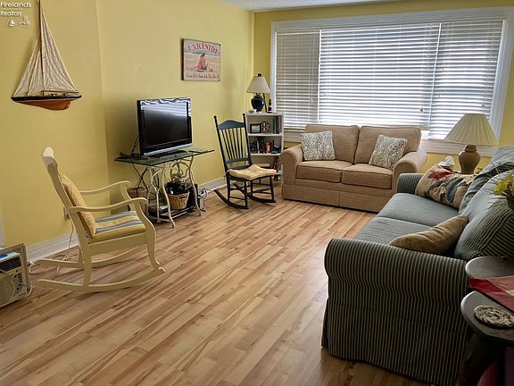 5th image of 446 Lynn Ave