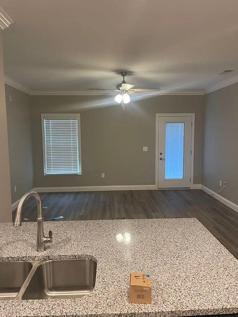 Brand New Units, Extra Nice, 2 bedroom — Photo 4
