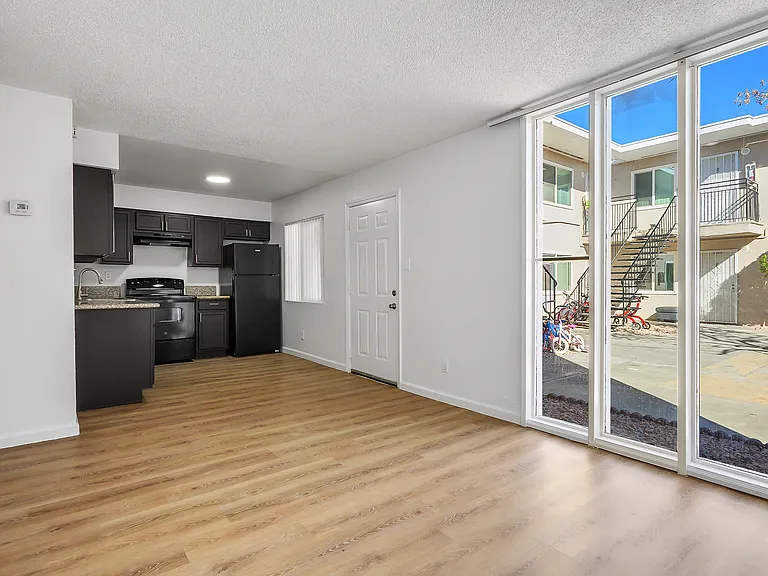 Desert Aire Apartments — Photo 4