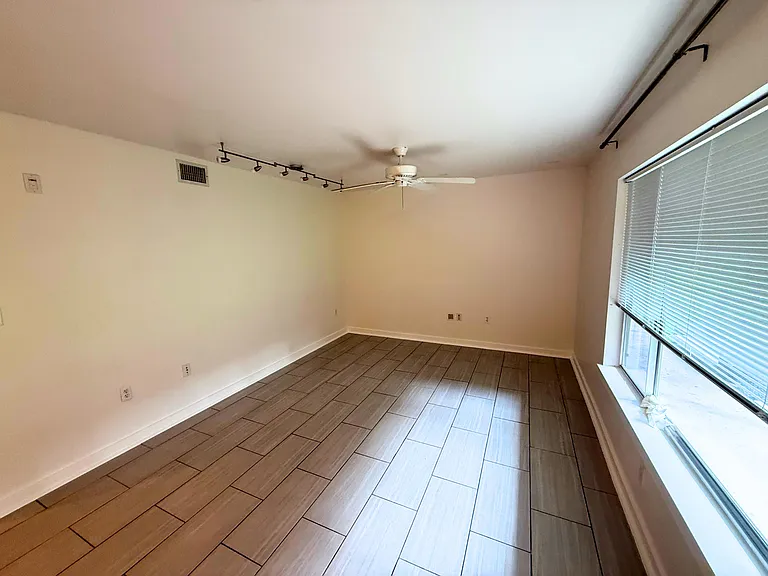 2200 Dickson Dr #123 — Photo 6