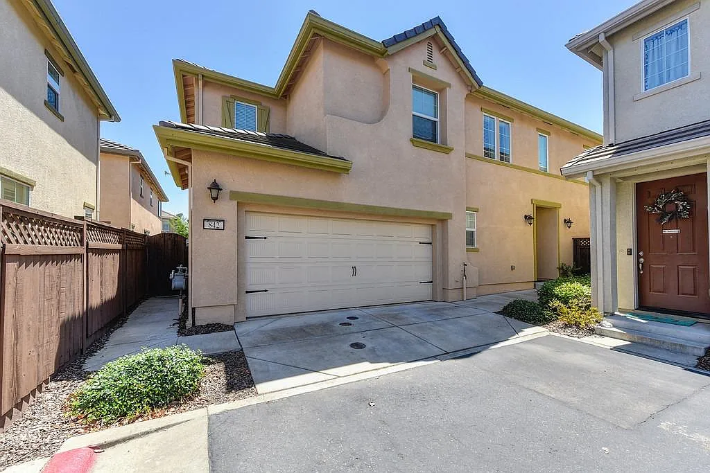 842 Equinox Loop photo 1
