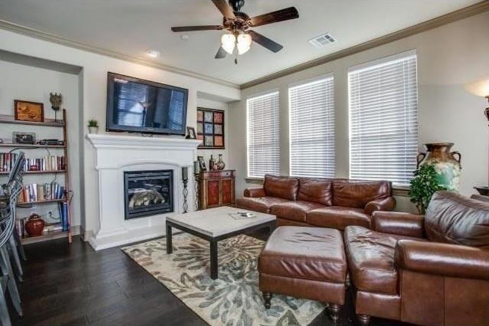 1st image of 7915 Parkwood Blvd