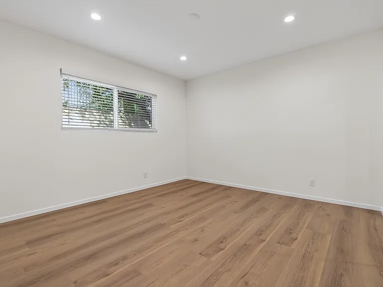 2539 Manhattan Ave — Photo 15