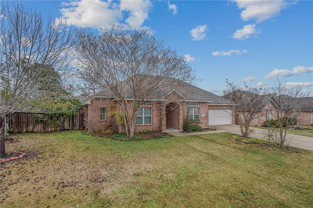 4 bed, 2.5 bath, 2286 sqft, $3,000 — Photo 2