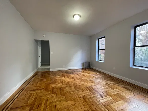 220 E 204th St APT 4C, Bronx, NY 10458