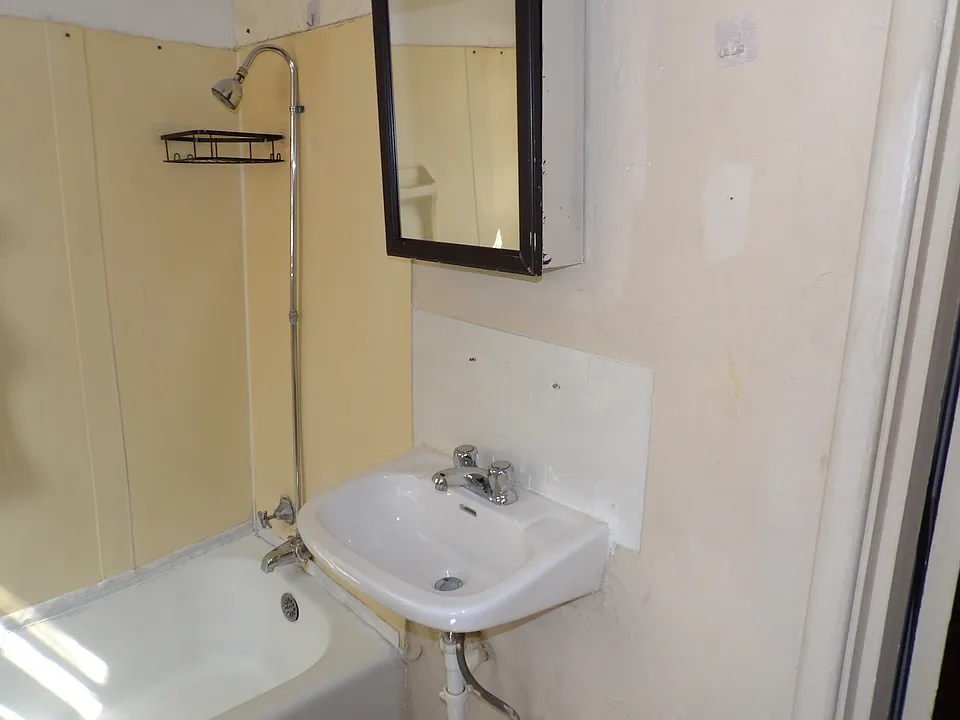 1214 SW D Ave #3