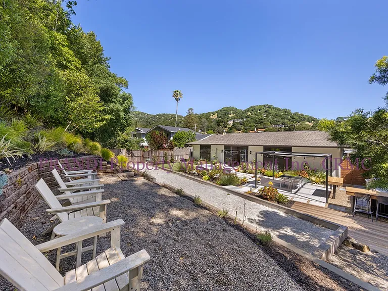 429 Blackstone Dr — Photo 13