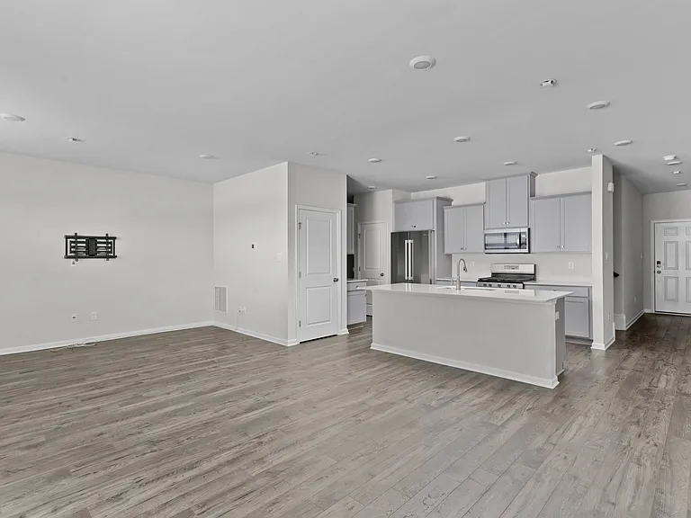 44 Marion Ave — Photo 6