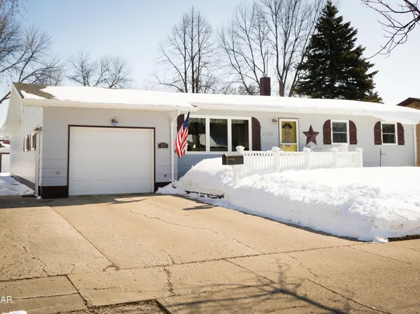 1528 Griggs Ave, Grafton, ND 58237