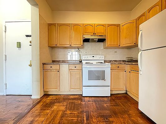 2nd image of 490 Ocean Pkwy APT 28