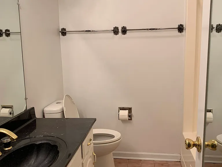 upstairs hallway full bath