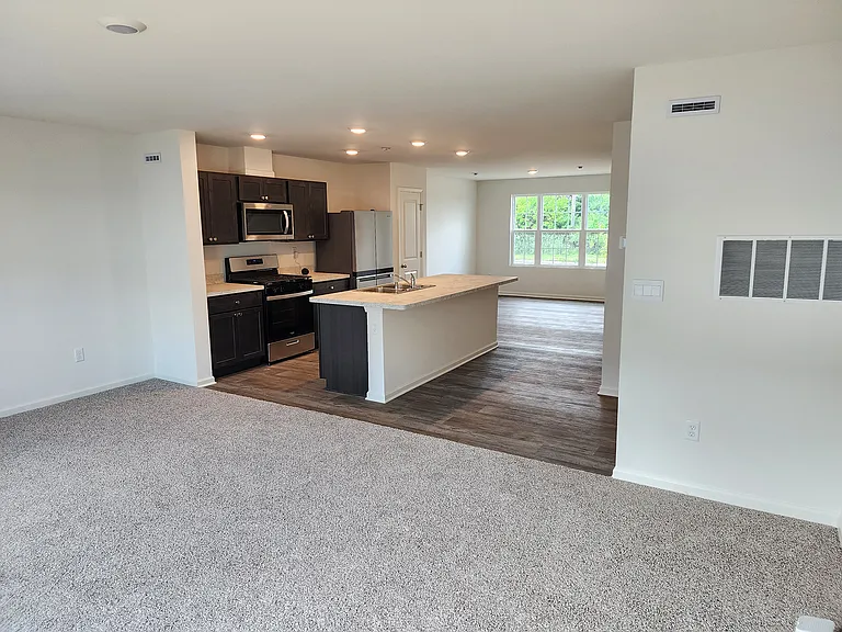 1537 Yosemite Way — Photo 6