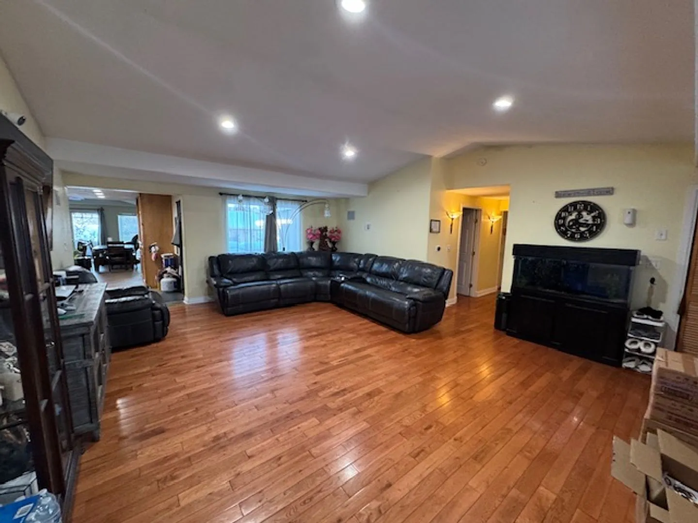 Beautifully Remodeled 4 bedroom off the River in town — Photo 3