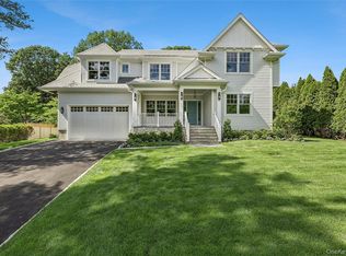 8 Club Rd, Sea Cliff, NY 11579