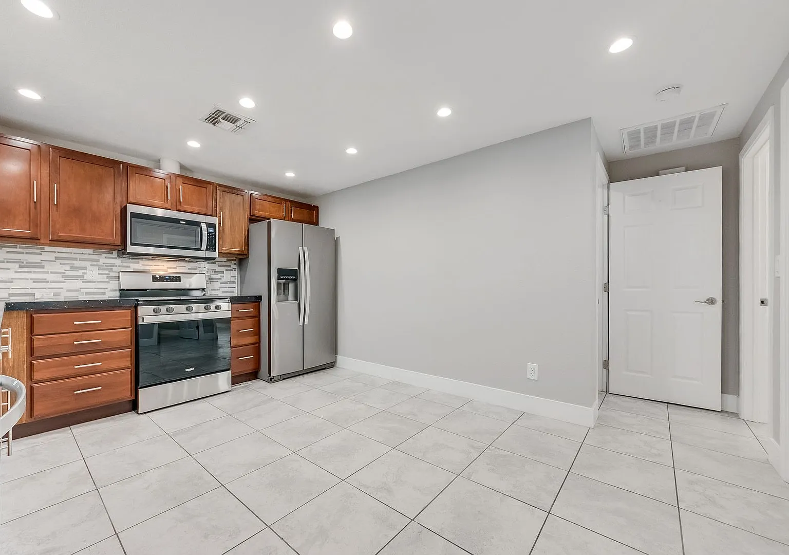 Move-In Ready Two-Bedroom with Modern Finishes & Stainless-Steel Appliances — Photo 3