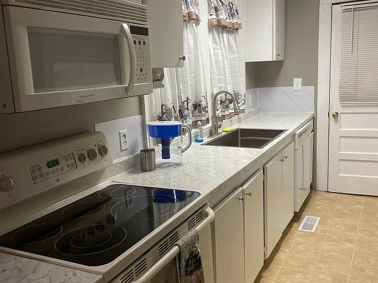 87 E College St — Photo 2