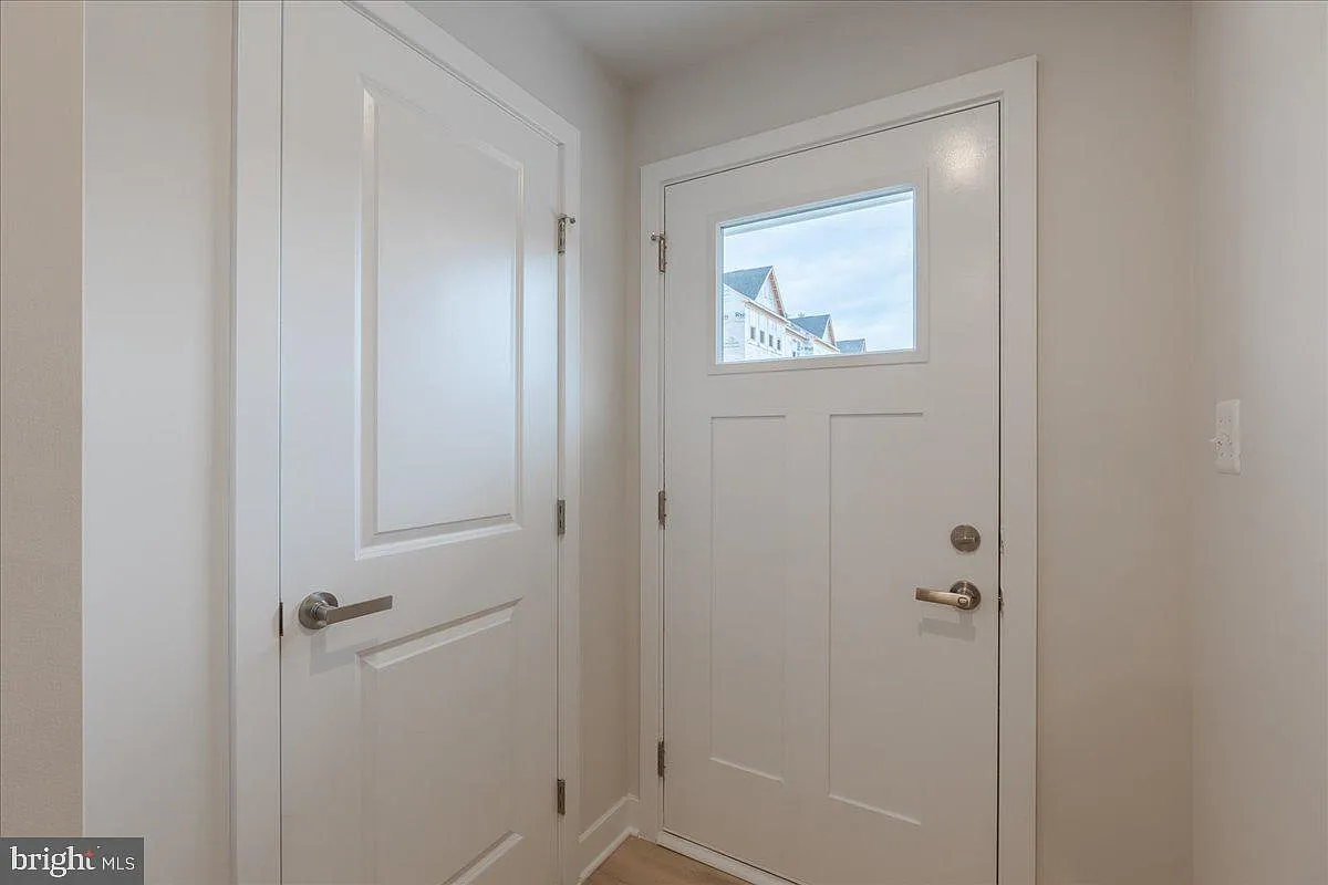 4 bed, 3.5 bath, 1950 sqft, $2,695 — Photo 3